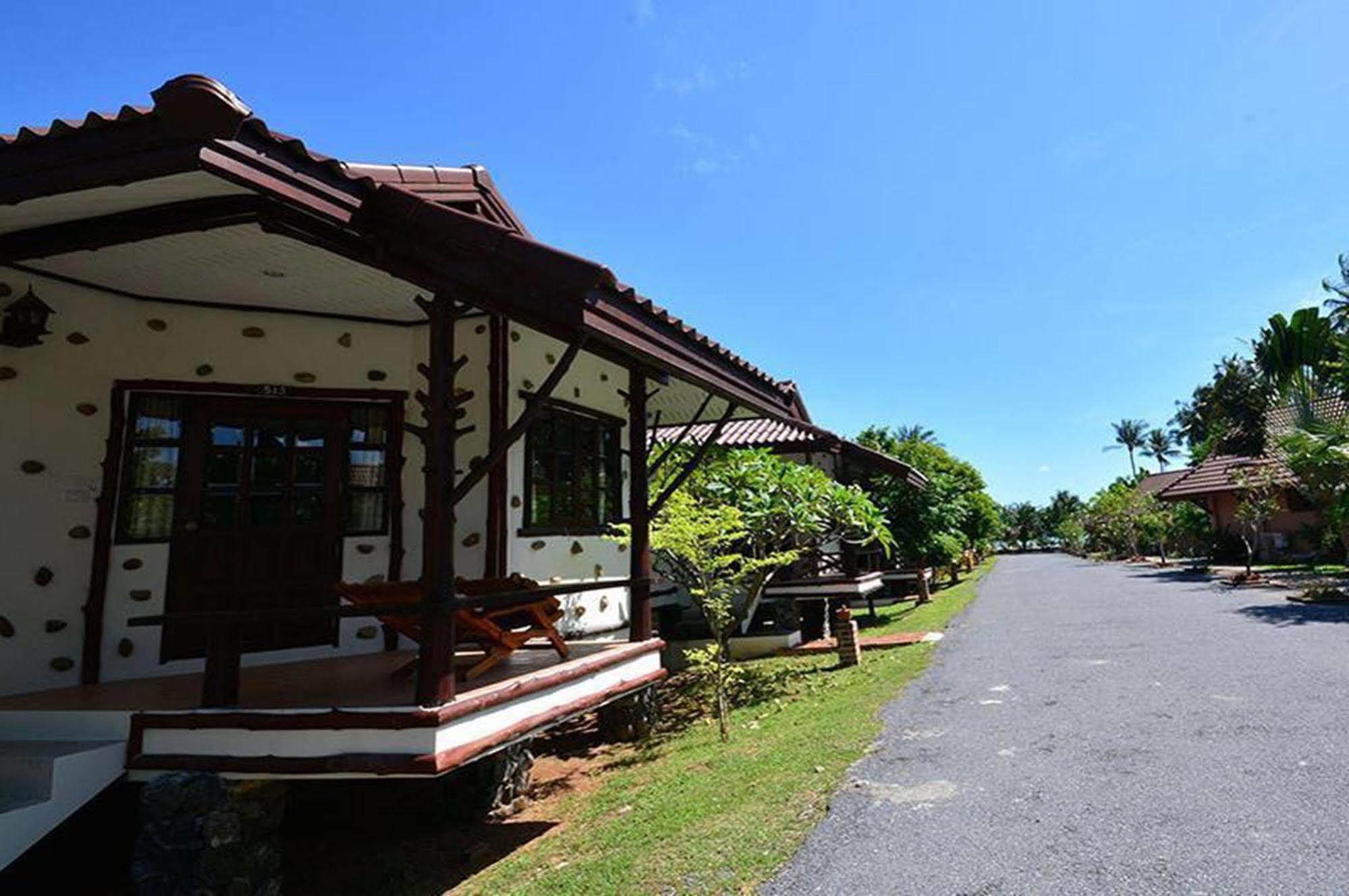 Alongkot Beach Resort Khanom Kültér fotó